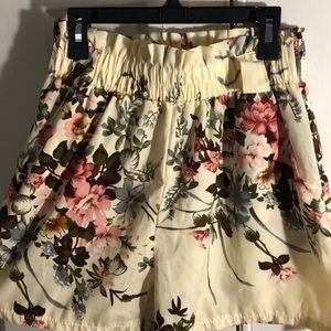 Floral cream loose shorts!
